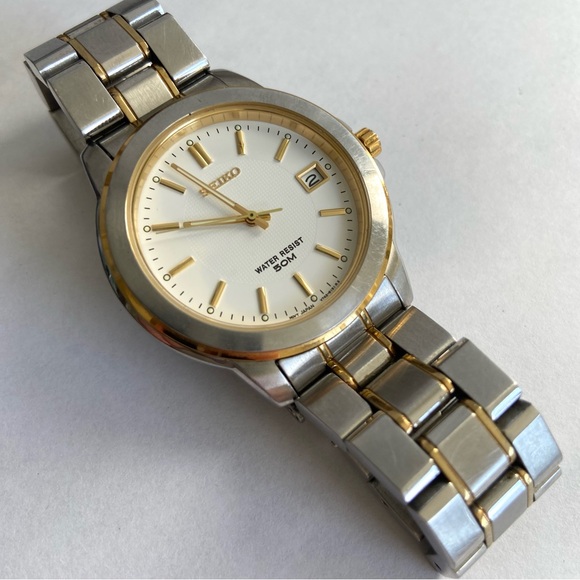 Seiko Men's Watch V742-8119 Two Tone Gold Silver Day Date Quartz Classic Career - Picture 8 of 9